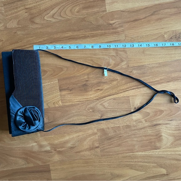 Black rose, pleated design crossbody bag - Picture 12 of 16